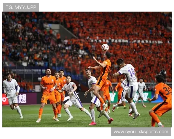 云南玉昆的头球争抢在禁区内极具威胁 云南玉昆的头球争抢在禁区内极具威胁