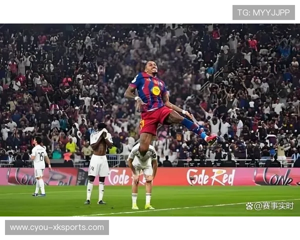 拉菲尼亚凌空抽射直击球门上角